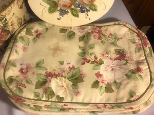 lot 146 image: Floral Home Decor Lot