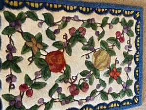 lot 98 image: Small Decorative Rug