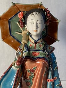 lot 71 image: Very Fine Geisha Figurine