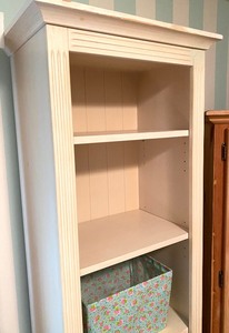 lot 54 image: White Bookshelf with Decorative Baskets