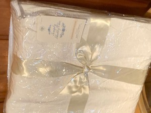 lot 180 image: Simply Shabby Chic King Duvet Coverlet