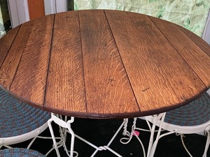 lot 19 image: Wonderful Vintage Ice Cream Table and 4 Chairs