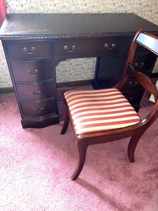 lot 30 image: Vintage Desk