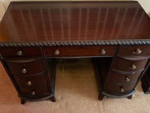 lot 25 image: Beautiful Antique Desk & Chair