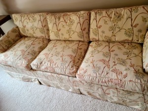 lot 11 image: Floral Print Sleeper Sofa