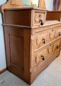 lot 28 image: Victorian Mirrored Dresser