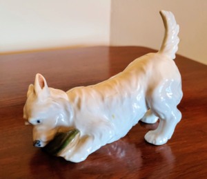 lot 43 image: Royal Copenhagen Dog Figurine