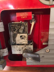lot 2 image: 1949 Vintage Counter Top Coca-Cola Vending Machine