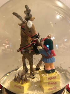 lot 39 image: 1994 Santas Refreshment Coca-Cola Snow Globe