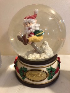 lot 49 image: Winter Wonderland Snow Globe with 2 Coffee Mugs