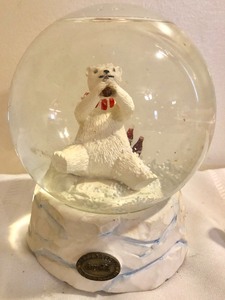 lot 51 image: Coca-Cola Musical Snow Globe and 2 Small Figurines