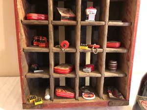 lot 57 image: Vintage Coca-Cola Carrying Box with Little Figurines