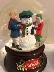 lot 122 image: 4 Musical Coca-Cola Snow Globes