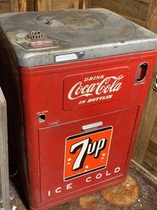 lot 5 image: Vintage Coca-Cola Vending Machine