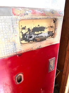 lot 140 image: Vintage Coke Machine