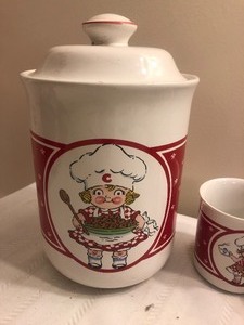 lot 150 image: Campbells Canister And 4 Soup Cups