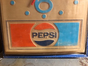 lot 179 image: Vintage Pepsi Wall Clock
