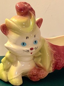lot 4 image: Hull Vintage Cat Planter (89)