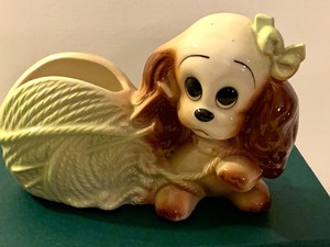 lot 5 image: Vintage Hull Puppy Planter (88)