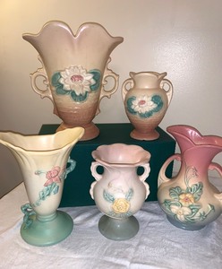 lot 8 image: Six Vintage Hull Pottery Vases