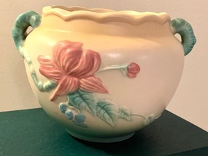 lot 14 image: Hull Pottery (W7)