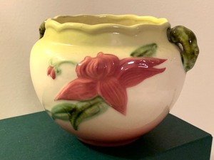 lot 15 image: Vintage Hull Pottery Jardiniere- Woodland Pattern