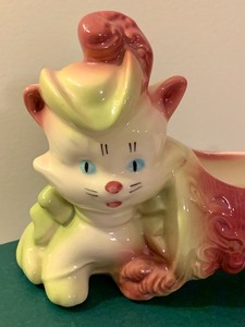 lot 16 image: Vintage Hull Cat Figurine Planter (89)