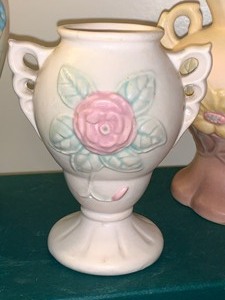 lot 25 image: Five Pieces Vintage Hull Pottery
