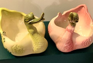 lot 27 image: Pair of Hull Swan Planters (80)
