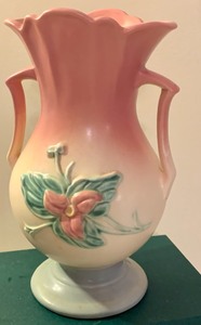 lot 22 image: Vintage Hull Handled Pottery Vase (W13)