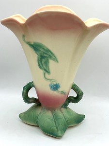 lot 39 image: Vintage Hull Pottery Vase (W16)