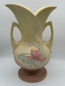 lot 40 image: Vintage Hull Vase