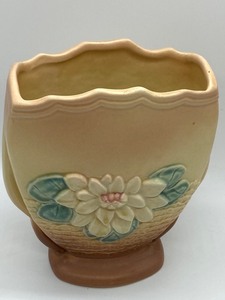 lot 43 image: Vintage Hull Vase (L6)