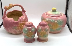 lot 45 image: Four Pieces Vintage Hull Pottery