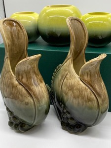 lot 46 image: Three Pieces Vintage Pieces Hull Pottery