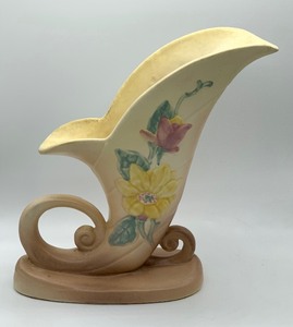 lot 70 image: Hull Cornucopia Decorative Planters