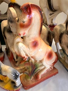 lot 81 image: Lot of 11 Horse Chalkware Figurines