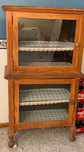 lot 91 image: Vintage Display Cabinet
