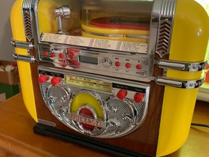 lot 128 image: Jukebox Radio Reproduction
