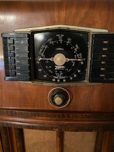 lot 141 image: Vintage Radio