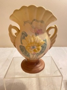 lot 60 image: Five Vintage Hull Vases
