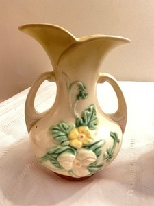 lot 63 image: Two Pieces of Vintage Hull Pottery