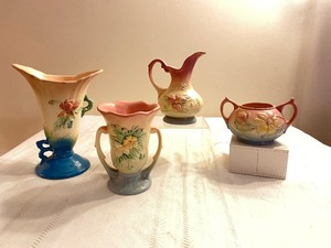 lot 61 image: Four Vintage Hull Pottery Items