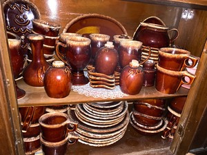 lot 166 image: Large Lot of Brown Pottery (Hull)