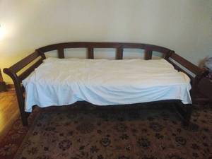 lot 54 image: Wooden Frame Daybed (Twin Size)