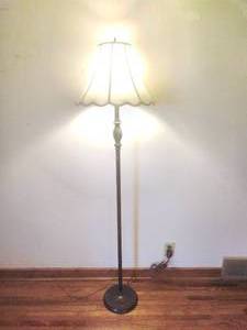 lot 58 image: Standing Lamp