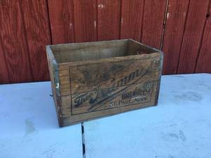 lot 1 image: Theo-Hamm Brewing Co Wooden Crate