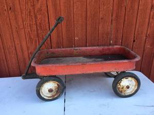 lot 5 image: Vintage Large Red Wagon