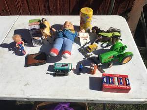 lot 15 image: Collection of Vintage Toys
