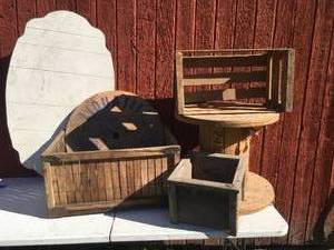 lot 18 image: Collection of Wooden Crates & Decor